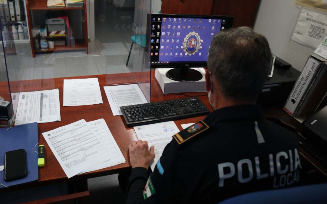 Policía en labores administrativas