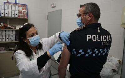 Los agentes de la Policía Local reciben la primera dosis de la vacuna AstraZeneca