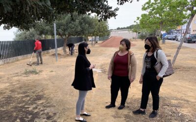 El Ayuntamiento renueva dos espacios verdes de la zona del R-1