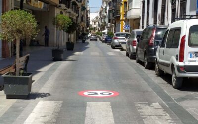 El Ayuntamiento coloca vinilos de limitación de velocidad en diferentes puntos de la población