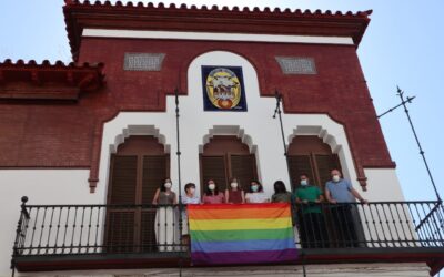 La bandera arcoíris vuelve a ondear en el balcón del Ayuntamiento en apoyo al colectivo LGTBIQ+