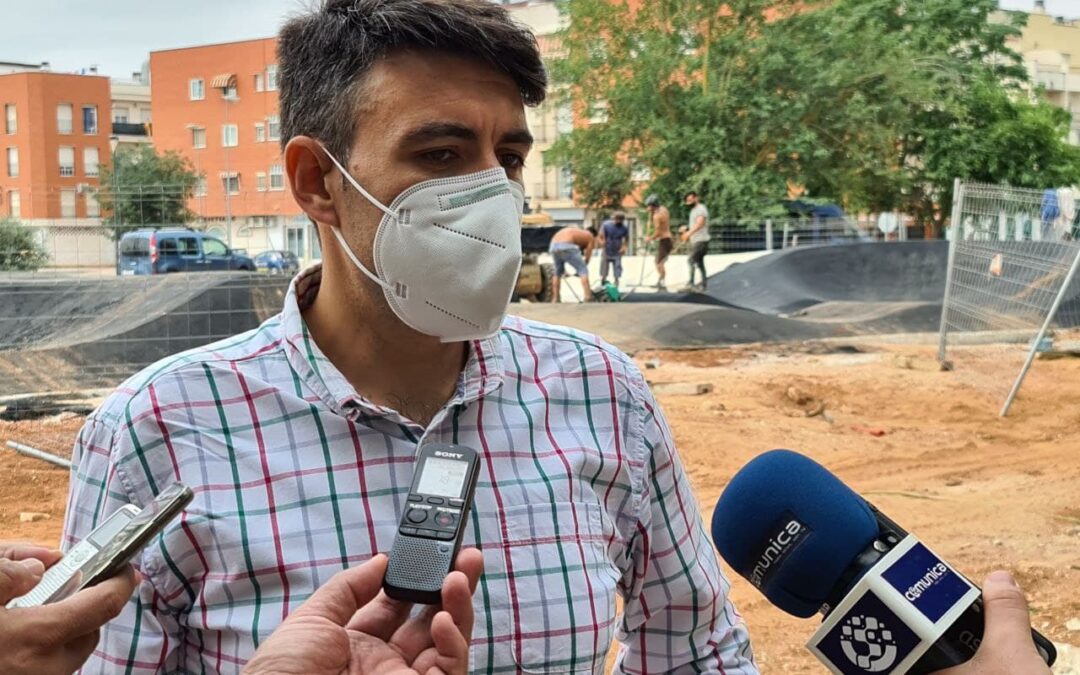 El concejal de Deportes visita las instalaciones de la nueva pista de “pump truck” en el Parque de Espuny 1