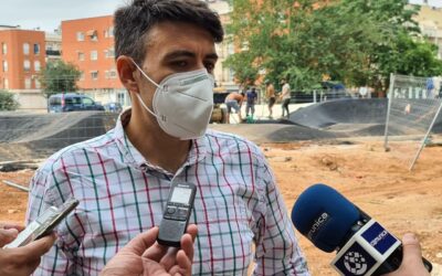 El concejal de Deportes visita las instalaciones de la nueva pista de “pump truck” en el Parque de Espuny