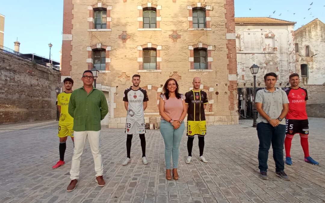 El Salerm Puente Genil presenta sus nuevas equipaciones en el complejo de La Alianza 1