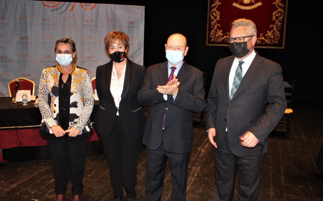 Antonio Fernández Díaz “Fosforito” recibe las distinciones de Hijo Predilecto de la Campiña Sur Cordobesa y   Medalla de Oro de la Mancomunidad en un acto celebrado en el Teatro Circo 1