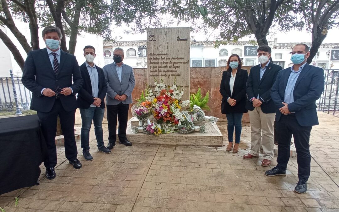 Ofrenda floral en homenaje a las víctimas de la Guerra Civil en el monumento a la Memoria Histórica  1
