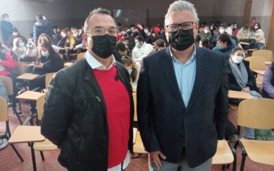 El alcalde de Puente Genil ofrece una conferencia sobre la Constitución Española en el IES Manuel Reina