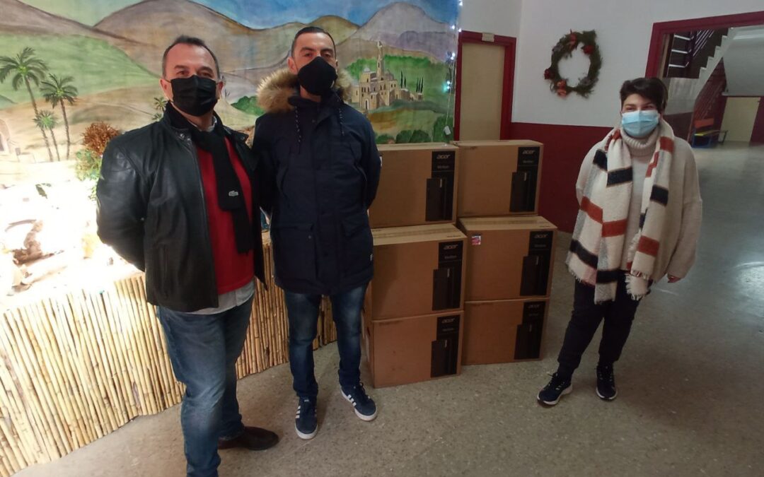 El Ayuntamiento de Puente Genil hace entrega de material informático a tres colegios de la localidad 1