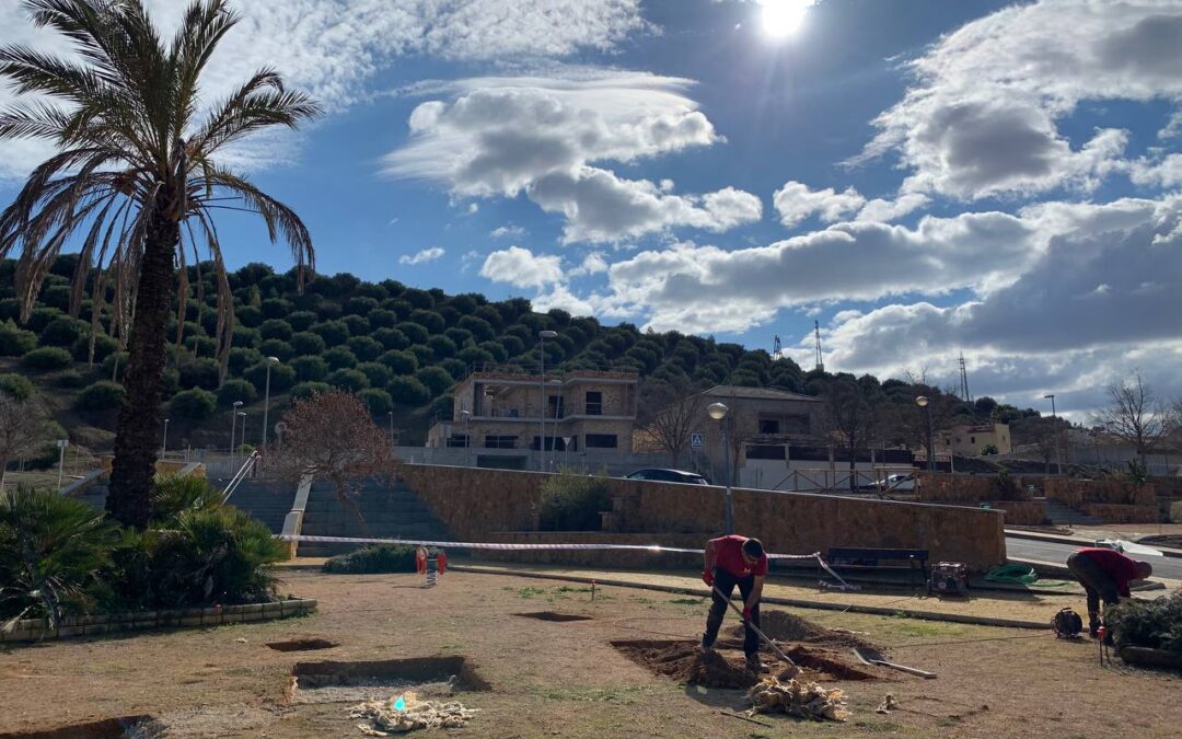 El Ayuntamiento inicia las obras de instalación de juegos infantiles en una de las zonas verdes de la Ribera Alta de San Luis 1