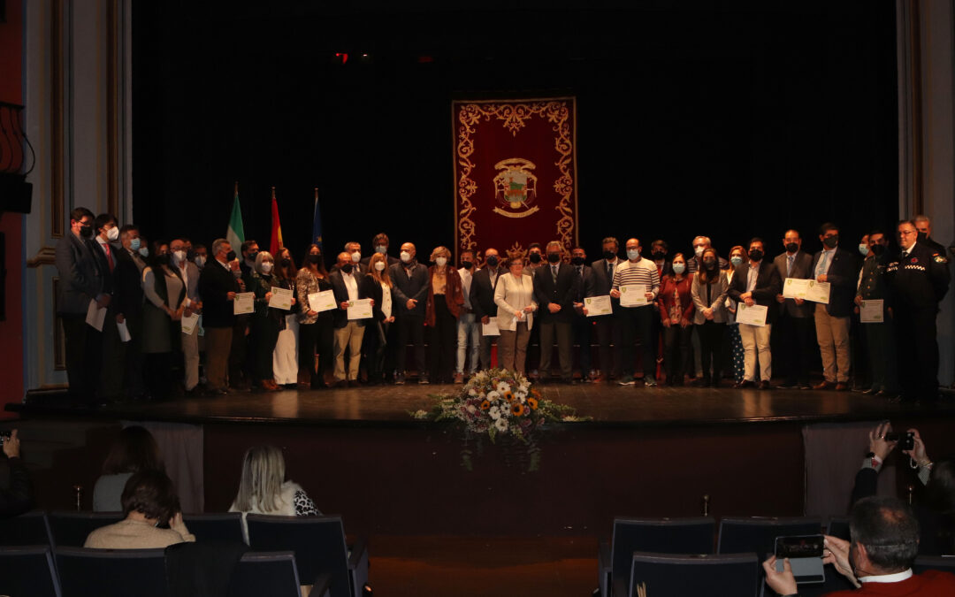 El Ayuntamiento reconoce a personas, colectivos y empresas que destacaron en los difíciles momentos de la pandemia 1