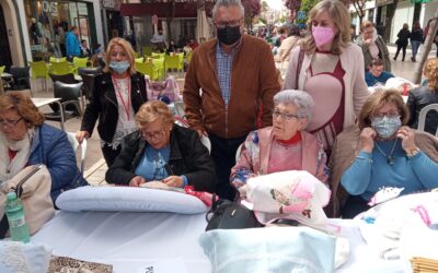 El XVIII Encuentro de Encajeras de Bolillo reúne a más de 300 participantes en la Avenida Manuel Reina