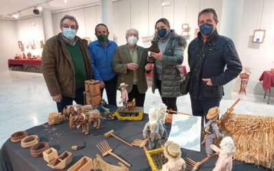 Cuatro pontanos muestran su exposición de artesanía en la Casa de la Cultura