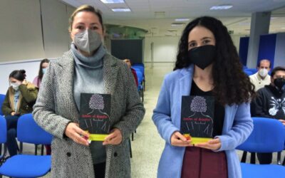La escritora pontana María Berral presenta su libro “Camino al desastre” en la Biblioteca Ricardo Molina