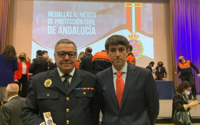 El coordinador de Protección Civil Puente Genil, Rafael Gálvez, recibe la medalla de plata al Mérito de Protección Civil de Andalucía
