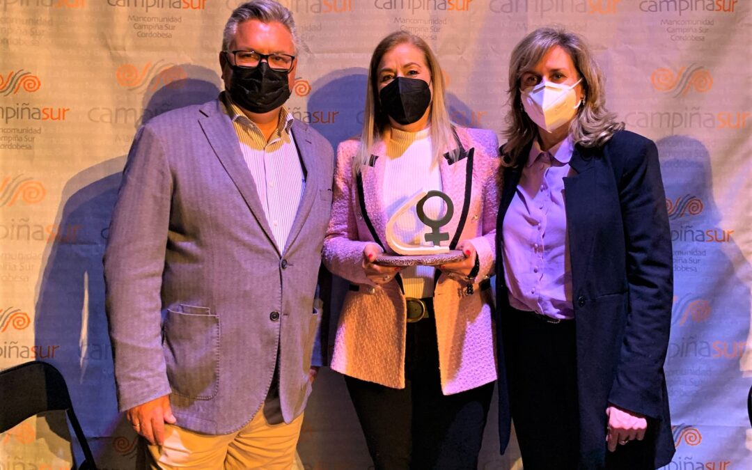 La profesora Consuelo Pérez recibe una distinción por parte de la Mancomunidad Campiña Sur 1