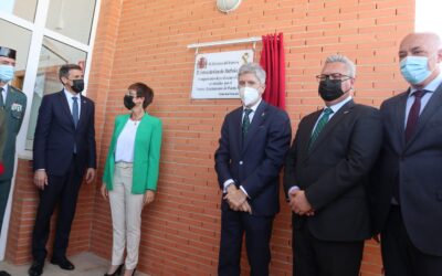 El alcalde de Puente Genil, Esteban Morales, y el ministro del Interior, Fernando Grande-Marlaska, inauguran el nuevo Cuartel de la Guardia Civil