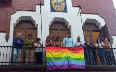 La bandera arcoíris ondea en el balcón del Ayuntamiento en apoyo al colectivo LGTBI+