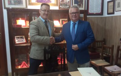 El Ayuntamiento recibe el libro de actas digitalizado de la Cofradía de Jesús Nazareno (1640-1777) que estará disponible en el Archivo Municipal