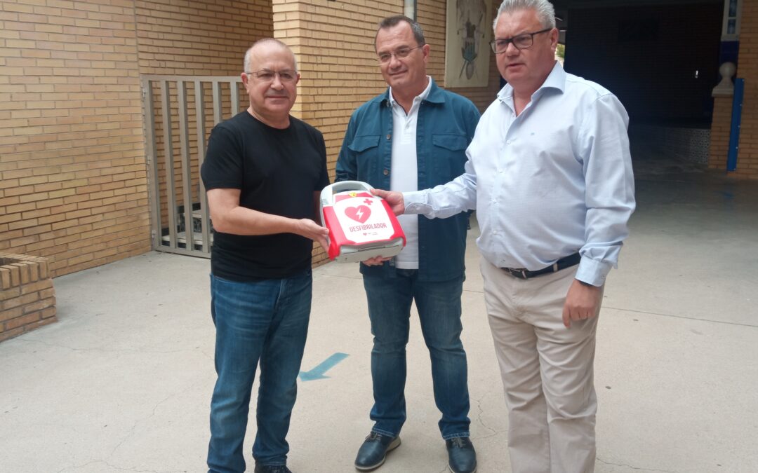 El Ayuntamiento comienza el reparto de desfibriladores a los colegios de Puente Genil y aldeas 1