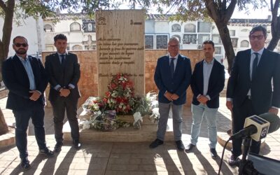 Ofrenda floral en homenaje a las víctimas de la Guerra Civil en el monumento a la Memoria Histórica