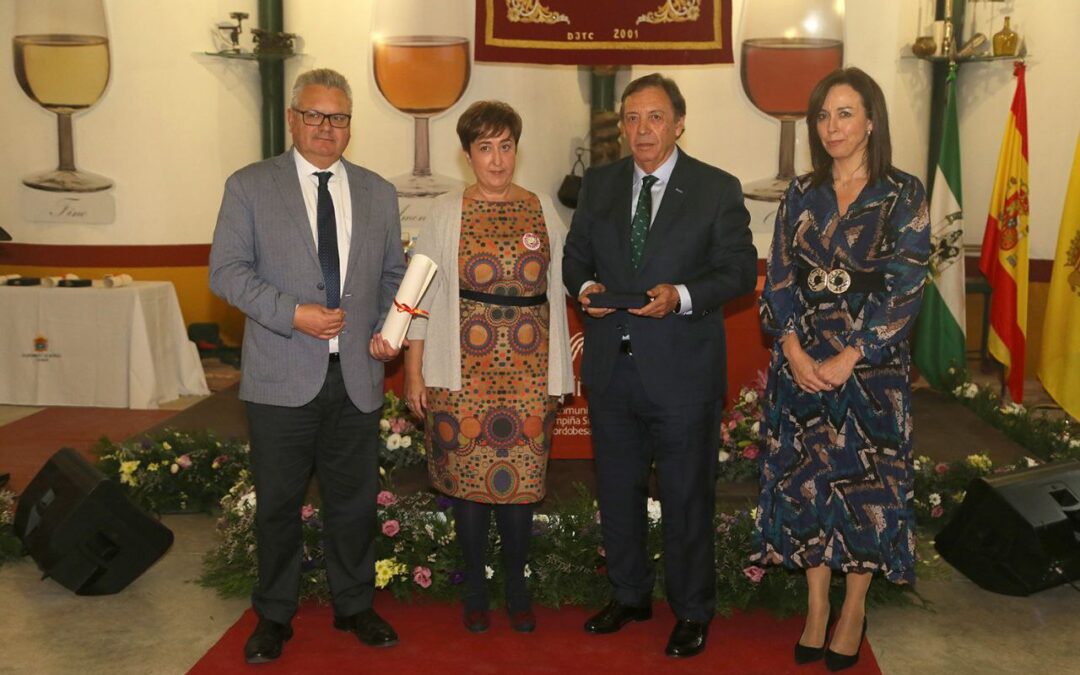 El alcalde entrega la medalla de oro de la Mancomunidad Campiña Sur a Iluminaciones Ximénez 1