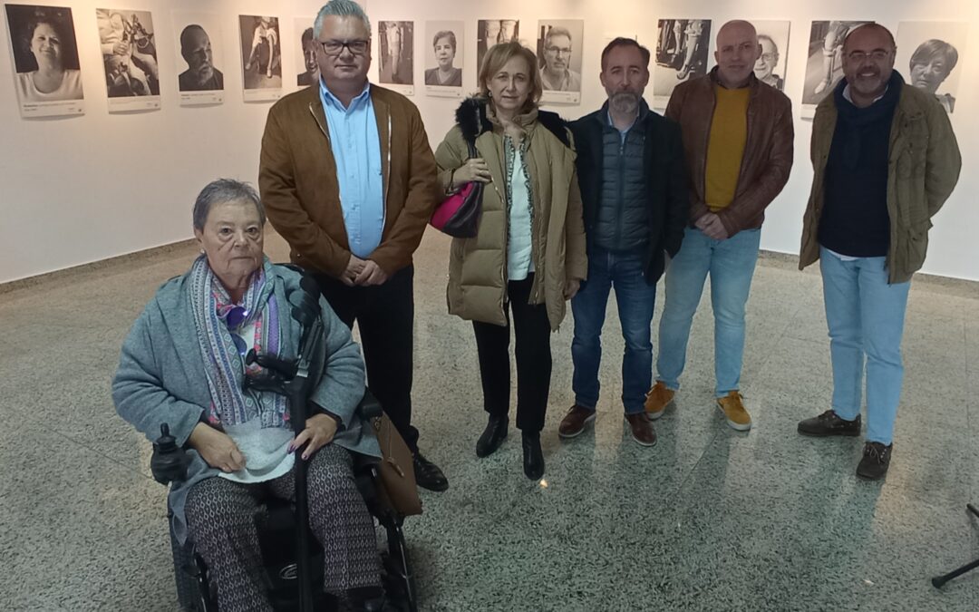 El alcalde inaugura la exposición “Rostros conocidos, rastros olvidados” sobre los efectos de la poliomielitis 1